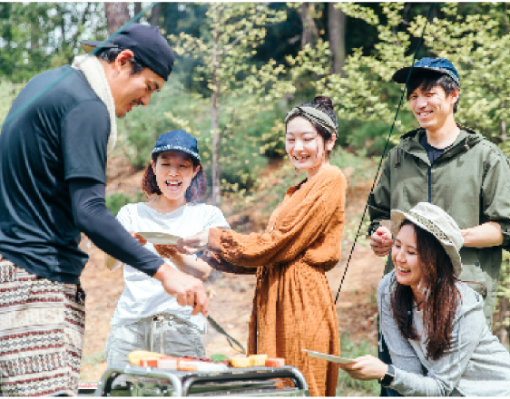 5人がバーベキューしている