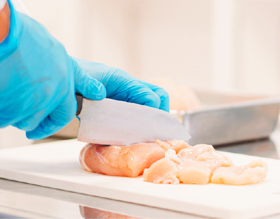 まな板と手、肉を切っている